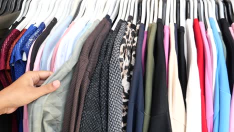persona que compra ropa en una tienda de ropa