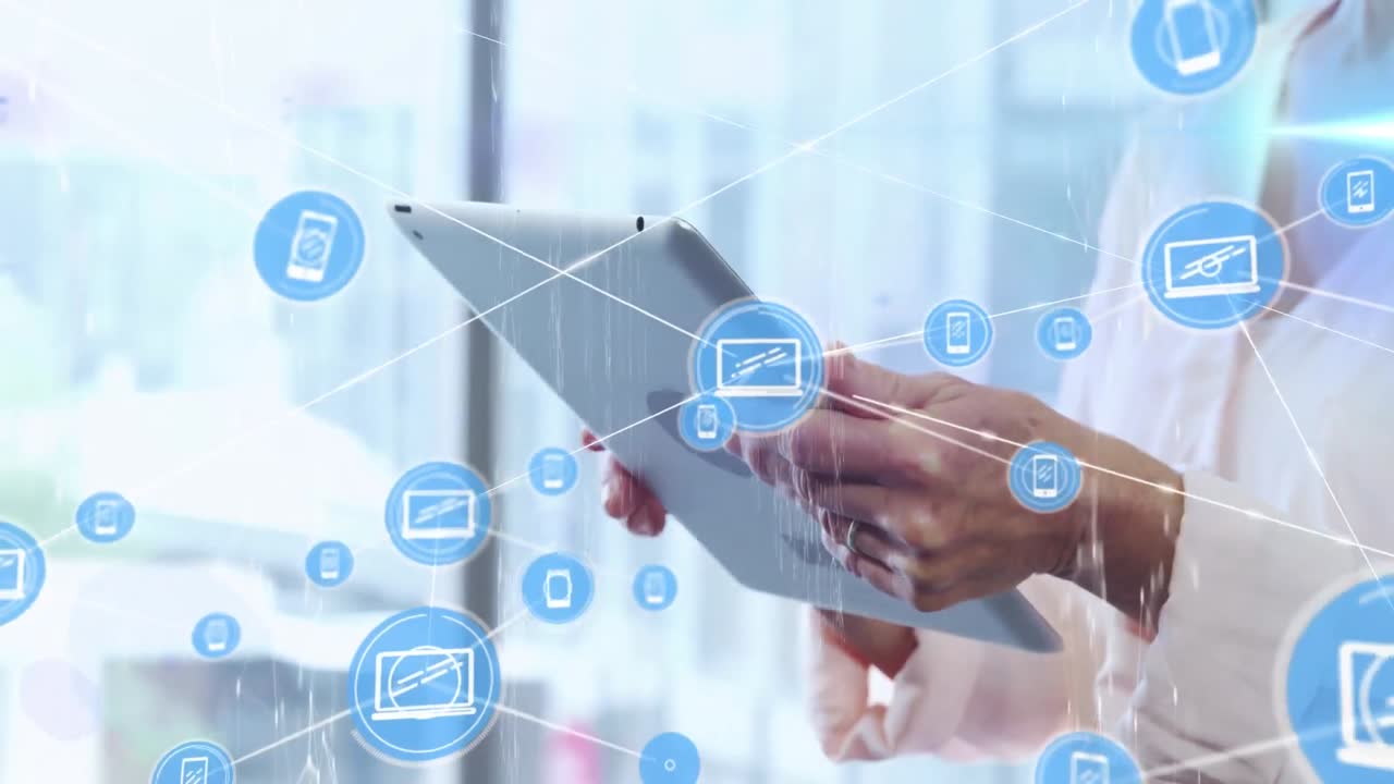 animación de la red de conexiones a través de una persona que usa una tableta