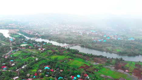 chiplun stadt maharashtra indien im regen aus wolken