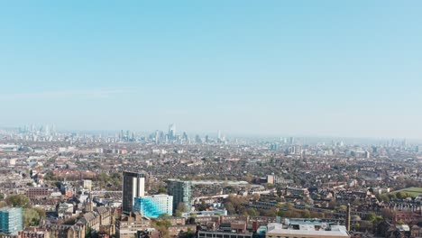 Toma-Aérea-De-Un-Dron-Deslizante-Del-Horizonte-Central-De-Londres-Desde-Archway-Upper-Holloway