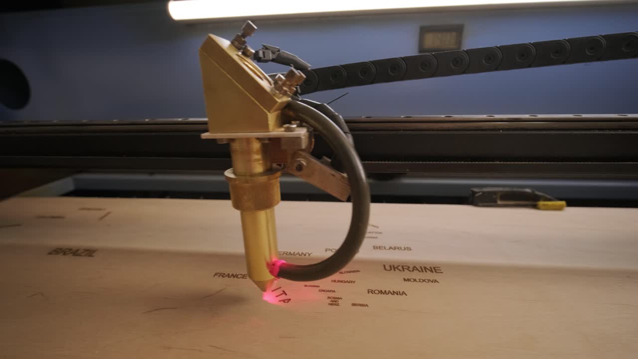 la máquina de corte por láser cnc corta el mapa del mundo en tabla de madera y contrachapado