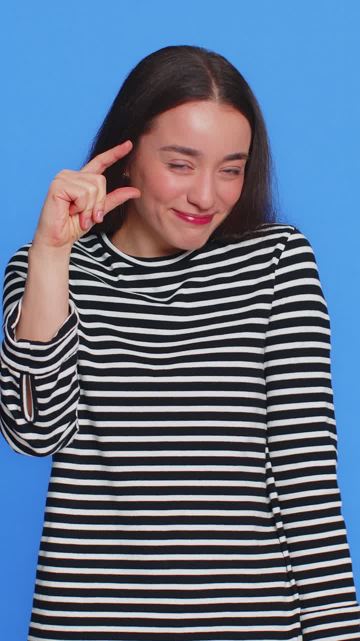 여자 손가락을 문지르며 현금 제스처를 보여주고  ⁇ 을  ⁇ 아달라고 요구하고 대출을 받아 쇼핑을 하고 구걸을 한다