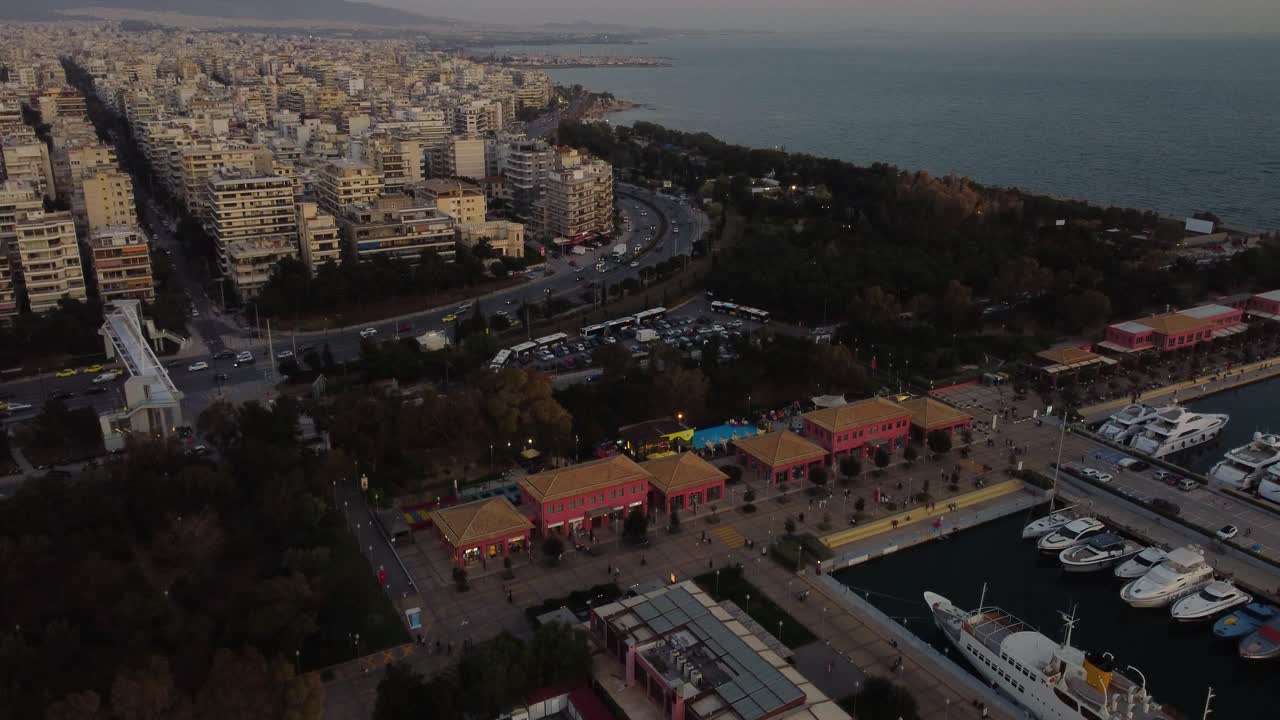 vista aérea del puerto deportivo de flisvos y el tráfico costero en atenas, grecia en el crepúsculo, disparo de drones
