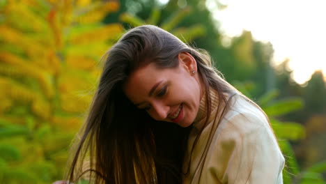 mujer en un parque en otoño