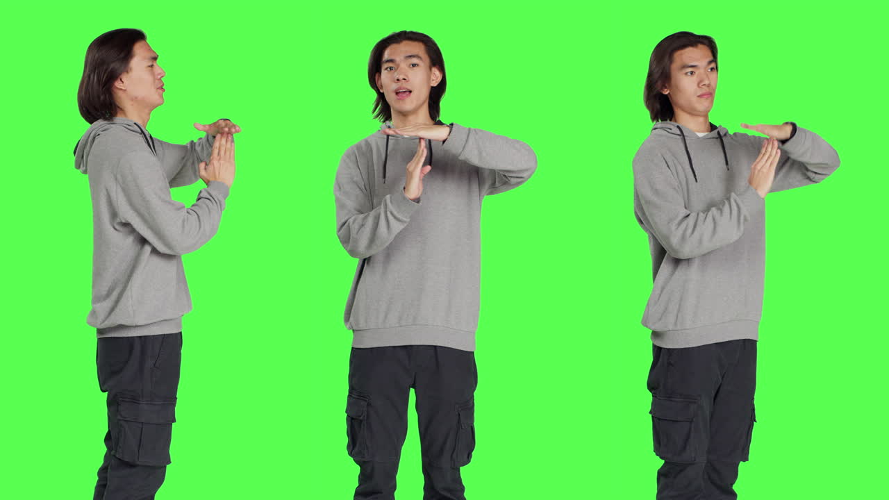 사람이 손으로 타임아웃 제스처를 합니다.