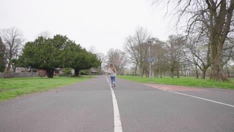 una mujer joven corriendo y saltando en cámara lenta 4k 120fps