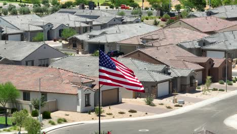 amerikanische flagge vor häusern im südwestlichen stil in den usa