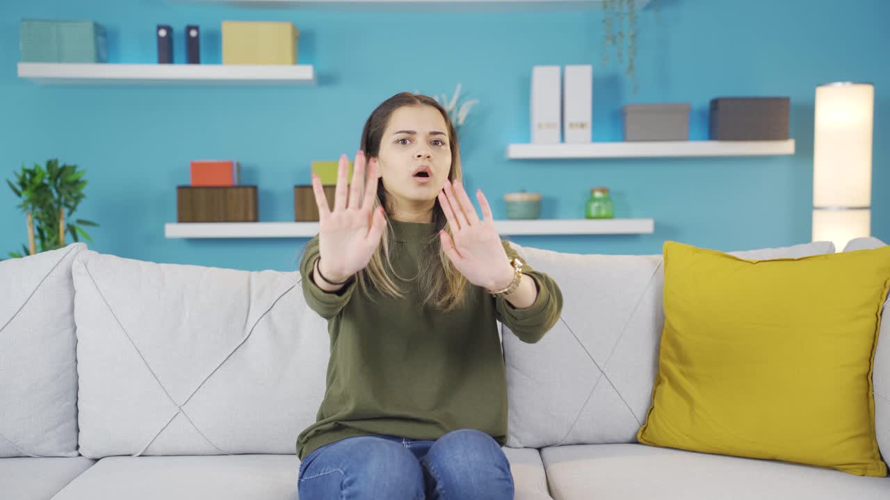 젊은 소녀는 부정적인 방식으로 "아니요"라고 말합니다.