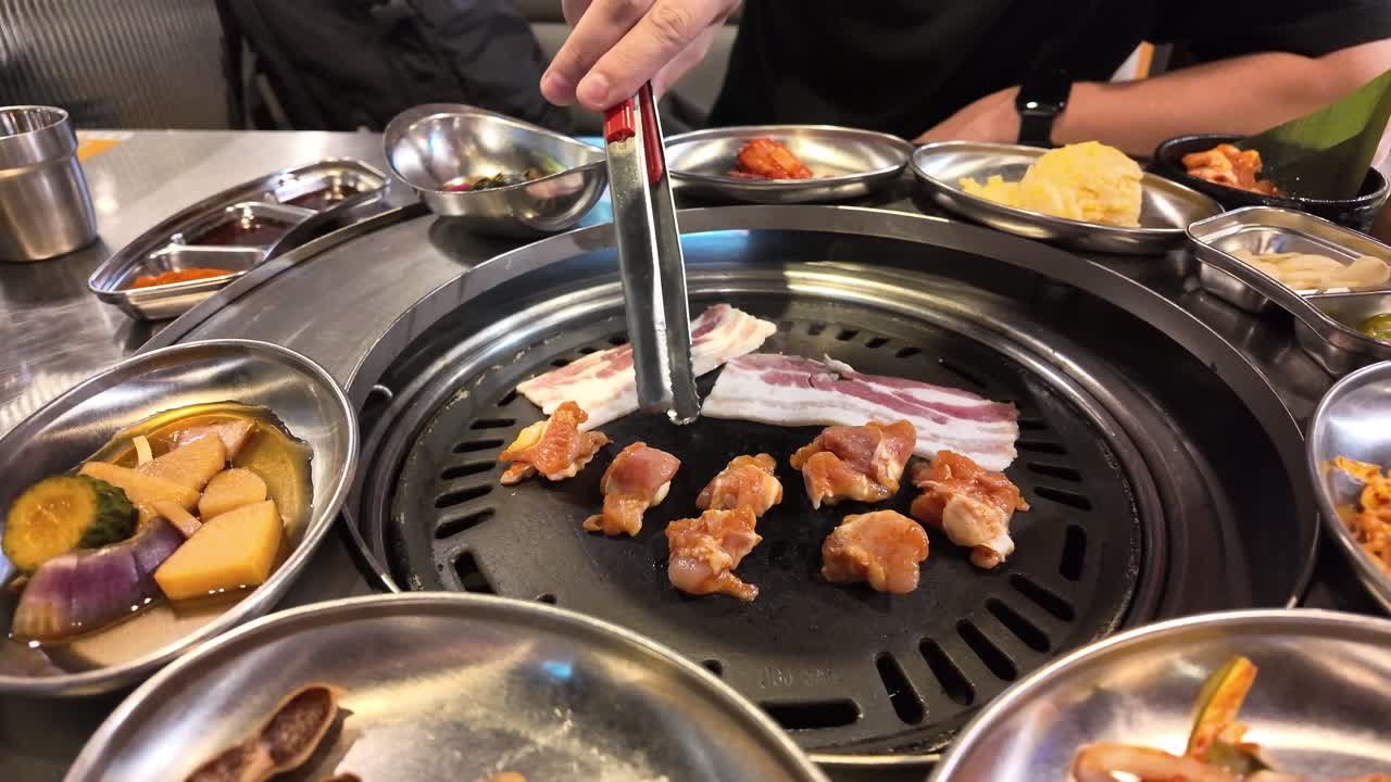Video gerak lambat pengalaman makan interaktif di restoran barbekyu Korea di Chongqing, Tiongkok