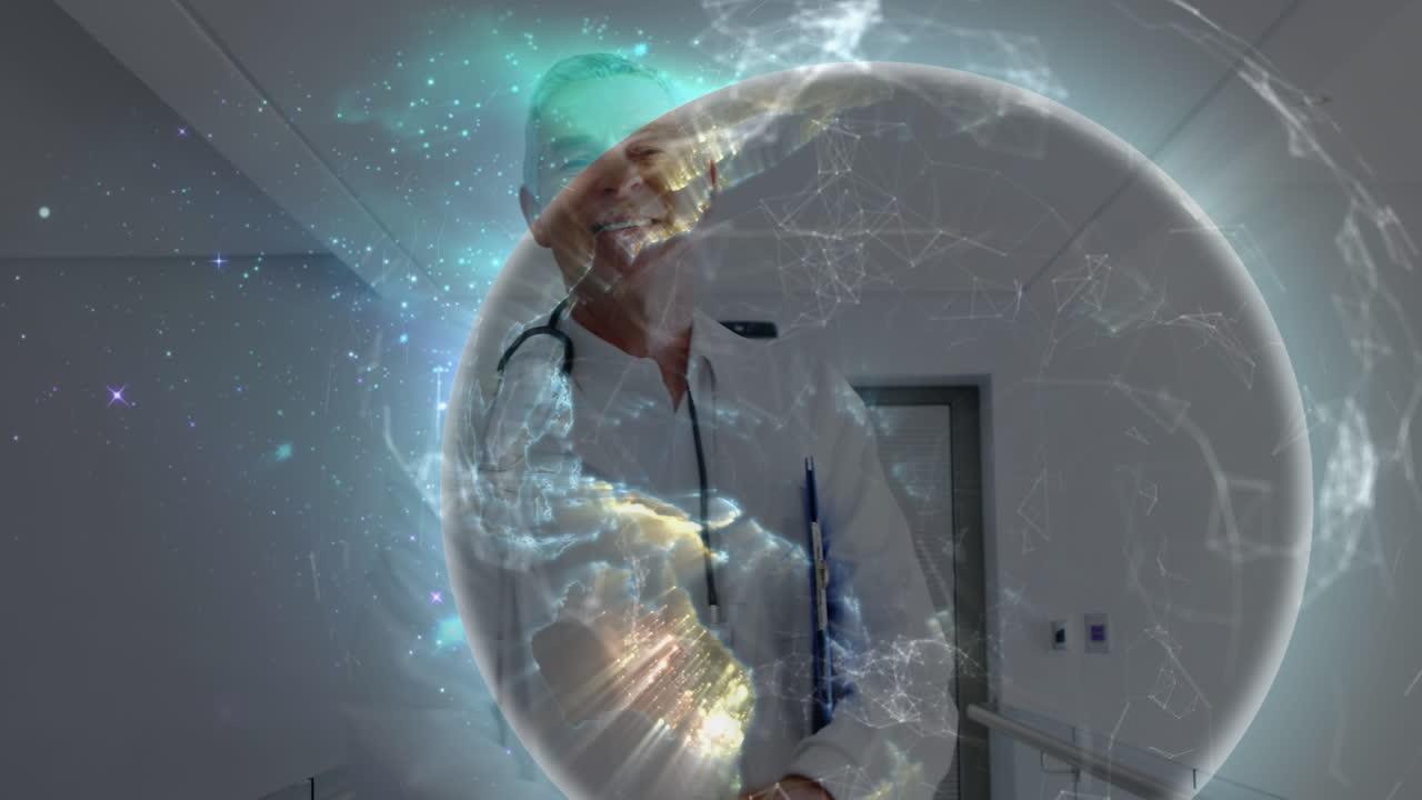 Animación de conexiones y un globo sobre un médico caucásico mayor feliz con notas.