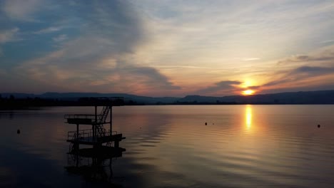 Sonnenaufgang-Am-See,-Der-Um-Den-Sprungturm-Kreist