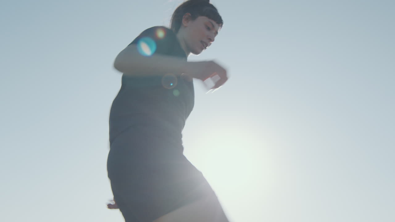 초록색 잔디에서 축구공과 함께 훈련하는 소녀