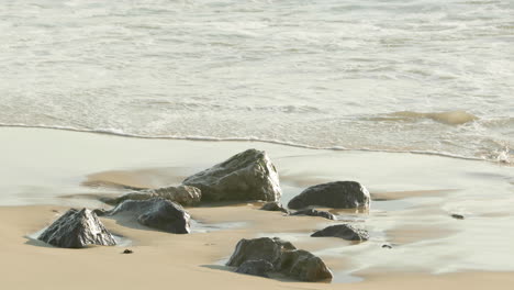 Weiße-Wellen-Rollen-Am-Felsstrand-Am-Rande-Von-Figueira-Da-Foz,-Portugal