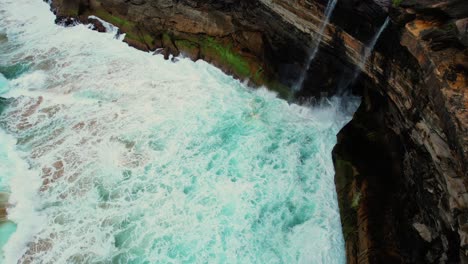 curracurrong falls, australia drone vuela sobre eagle rock hacia falls