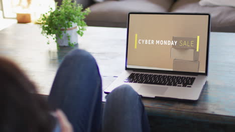 Knie-Einer-Frau-Am-Tisch-Mit-Laptop,-Online-Shopping-Am-Cyber-Monday,-Zeitlupe