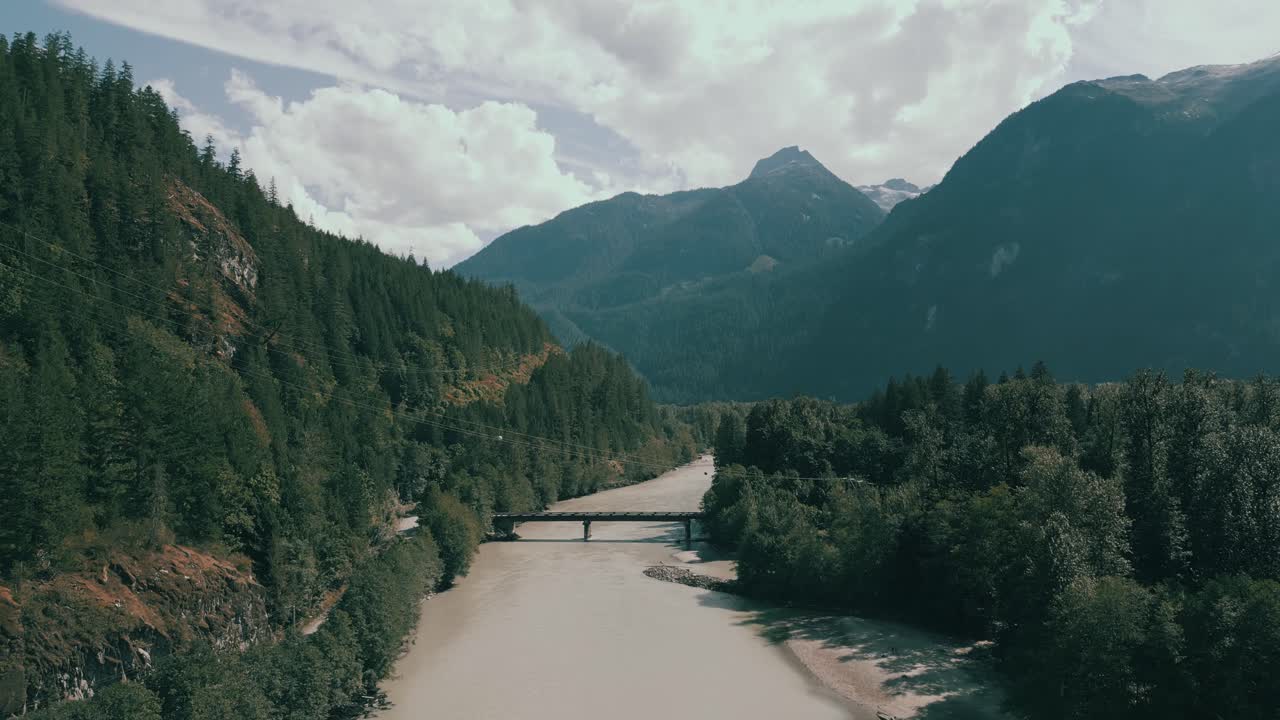 Luftbåren 4K filmopptak av Squamish River, som viser dens svingete løp gjennom frodige, grønne landskap