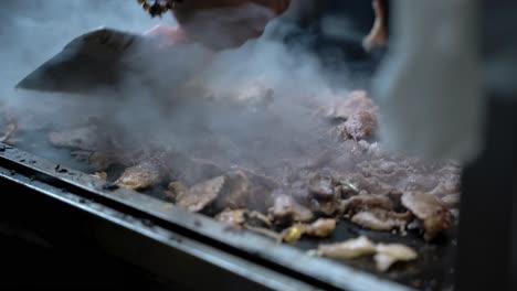 Cocinar-Y-Cortar-Carne-En-La-Sartén