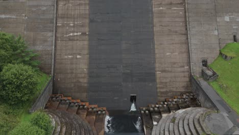 Stand-Holzreservoir-Luftaufnahme-Absteigend-Kippen-Betondamm-Überlaufkonstruktion-In-West-Yorkshire,-England