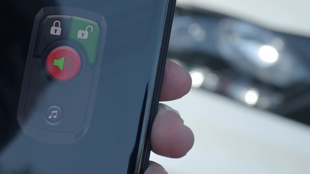 desbloquear y bloquear el coche usando una aplicación de teléfono inteligente. el hombre desbloquea el coche a mano usando una aplicación móvil en un teléfono inteligente. control remoto clave y protección del coche a través de internet. tecnología de automóviles con teléfono inteligente.