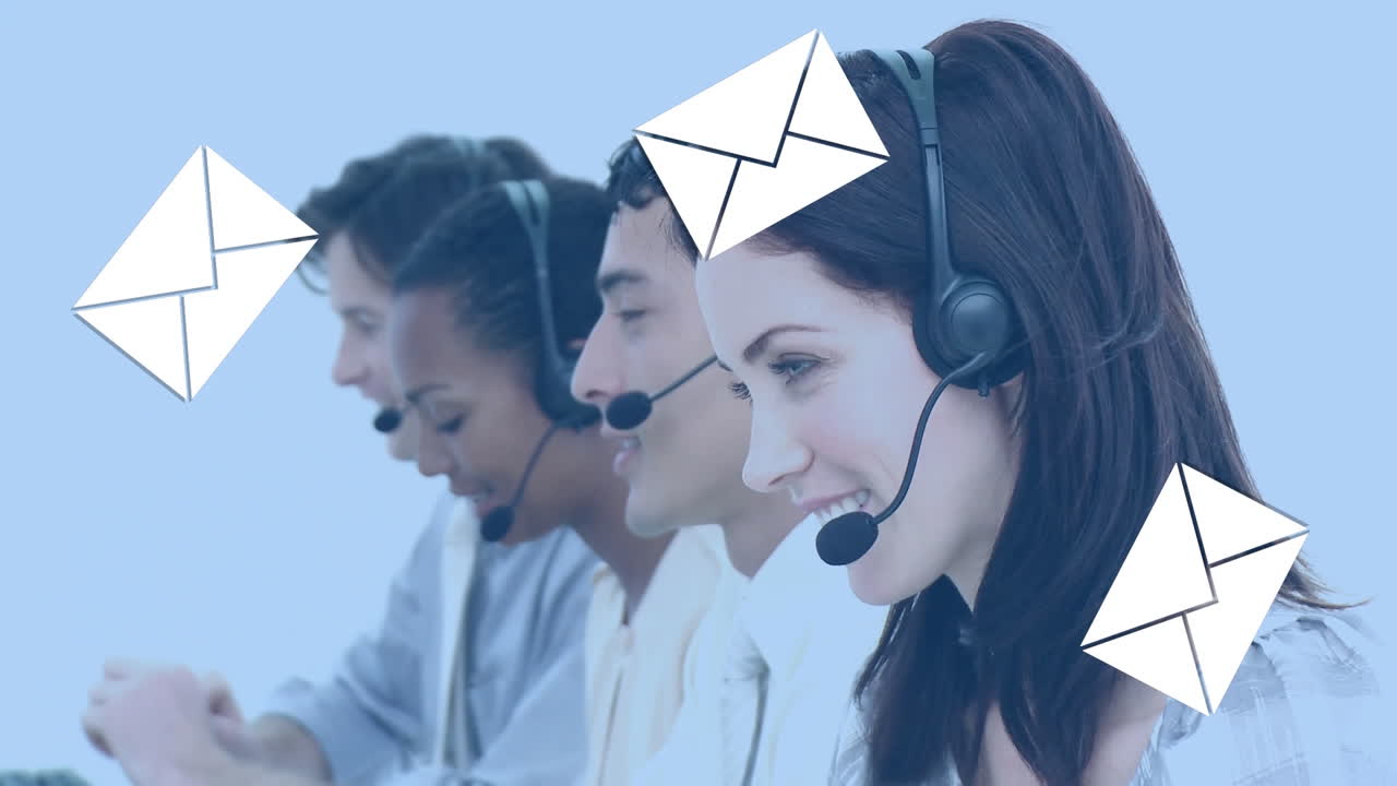 el agente del centro de llamadas sonriente