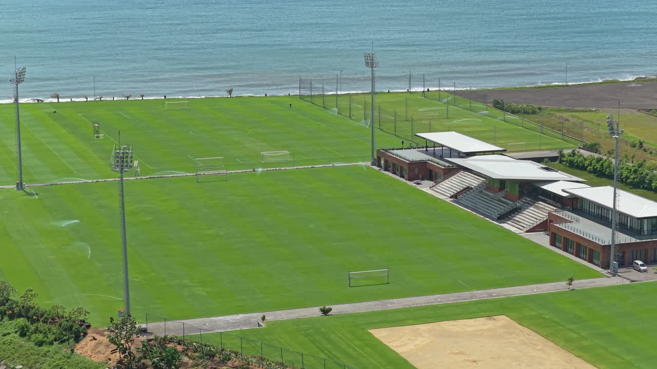Vista aérea del centro de entrenamiento Bali United en la costa