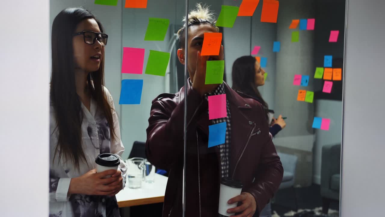 ejecutivos leyendo notas de palo