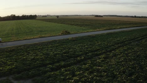 Luftbild-Der-Autobahn-Mit-Motorradfahrer,-Der-Mit-Hoher-Geschwindigkeit-Wheelie-Macht