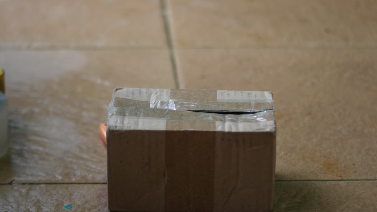 laatikon tai pienen paketin pakkausteippaaminen