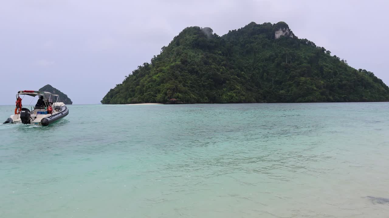 배가 해변에 다가오고, 사람들이 해변에 모인다.