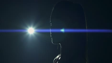 la hermosa deportista de pie en la habitación oscura