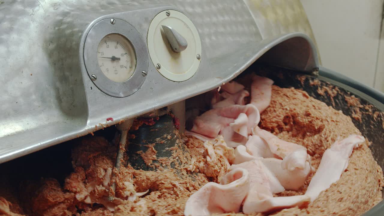 o açougueiro adiciona gordura à carne picada para que as salsichas fiquem saborosas