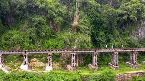 vista panorámica de aviones no tripulados de turistas caminando y explorando el ferrocarril tailandia-birmania, también conocido como el ferrocarril de la muerte, en kanchanaburi, tailandia