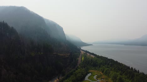 Drohnenaufnahme-Gegen-Den-Uhrzeigersinn-Des-Columbia-River-Und-Der-Dramatischen-Klippen-Des-Canyons-In-Oregon