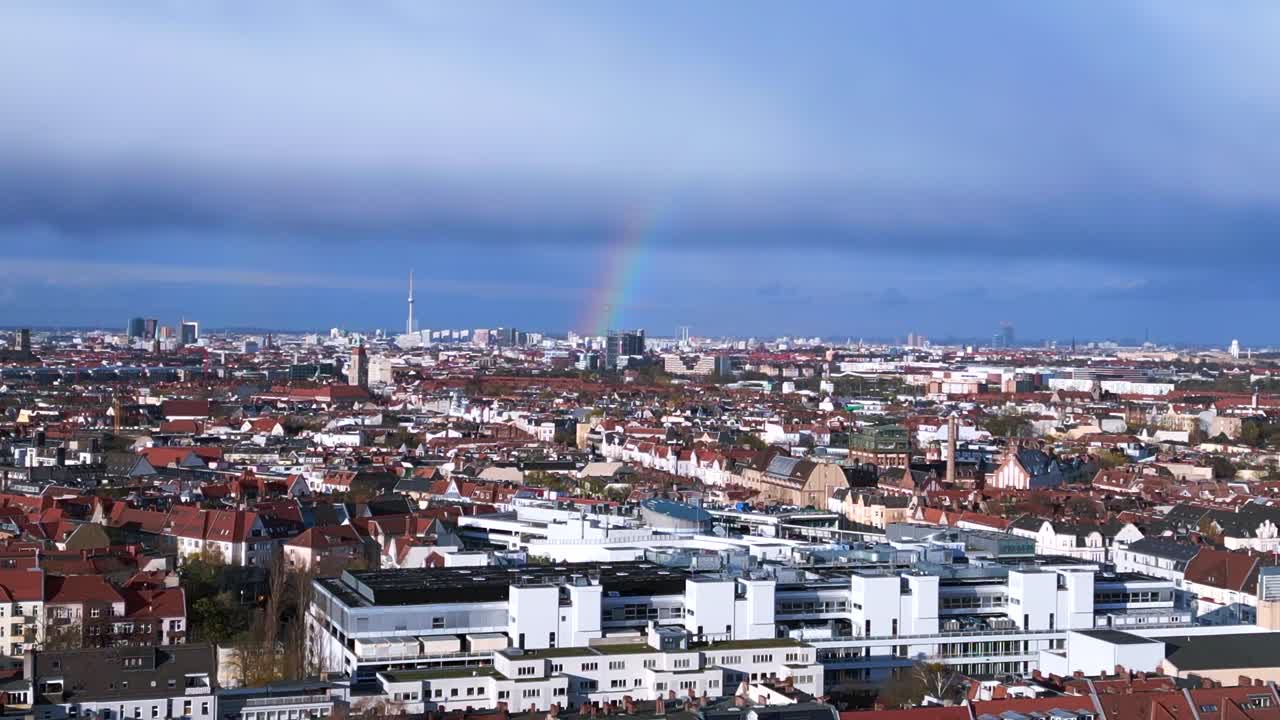 환상적인 상공 뷰 비행 회색 구름이 가득한 하늘에서 무지개, 도시 베를린 지구 미테 독일