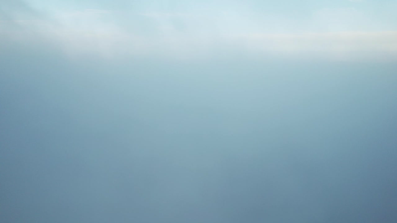 구름을 뚫고 위로 올라가다