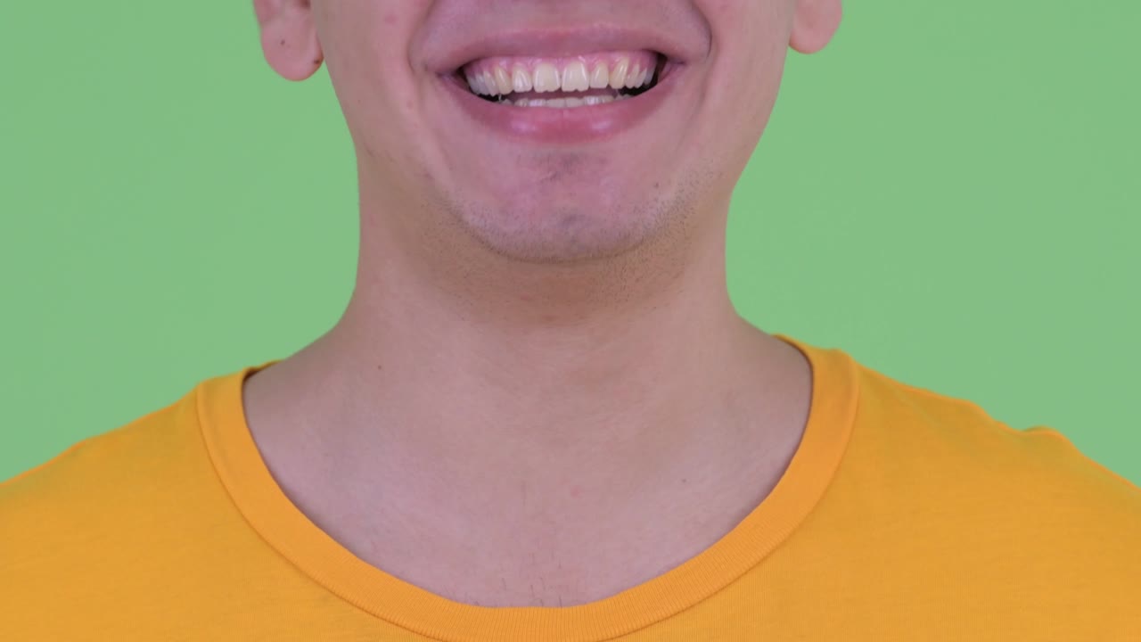 joven, guapo y multiétnico