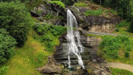 steinsdalsfossen es una cascada en el pueblo de steine en el municipio de kvam en el condado de hordaland, noruega. la cascada es uno de los sitios turísticos más visitados de noruega.