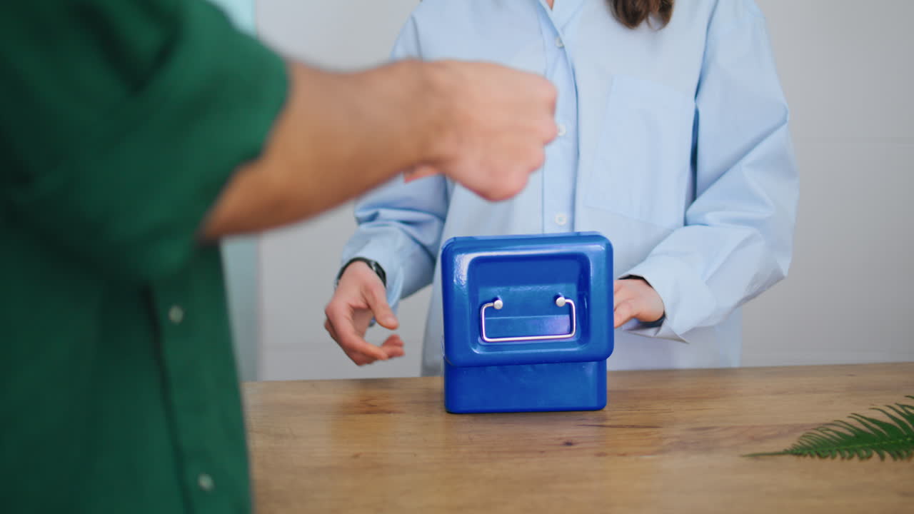 el cliente de una pequeña empresa paga en efectivo al empresario de la floristería. concepto de venta de dinero