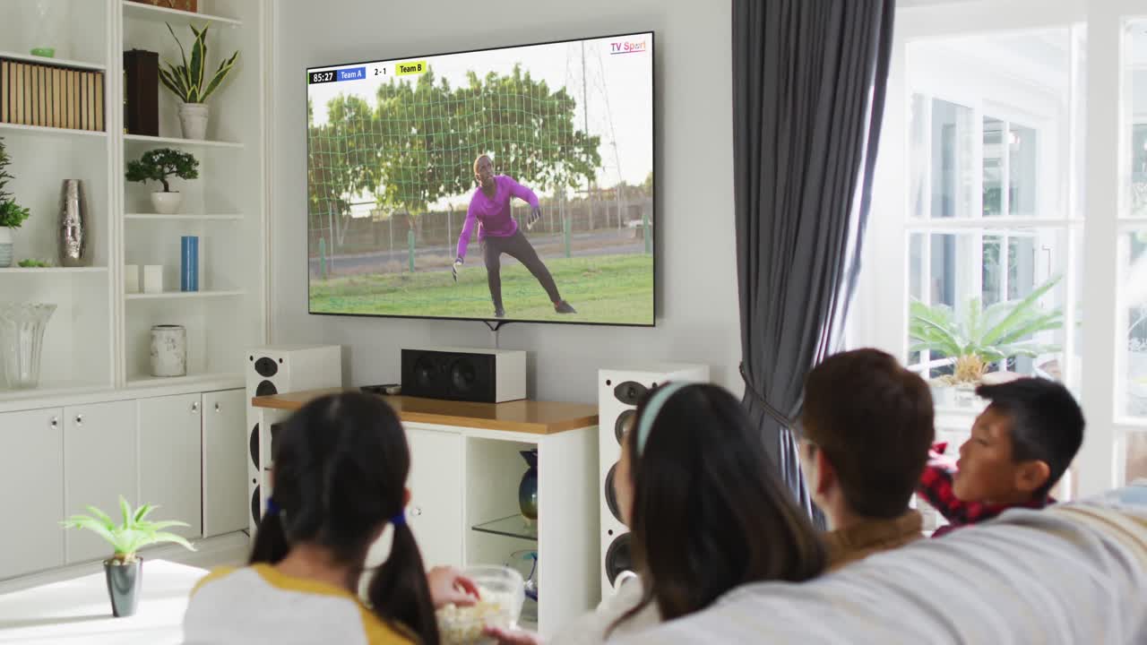 소파 에 앉아 축구 경기를 시청 하는 다양한 그룹 의 어린이 들 의 비디오