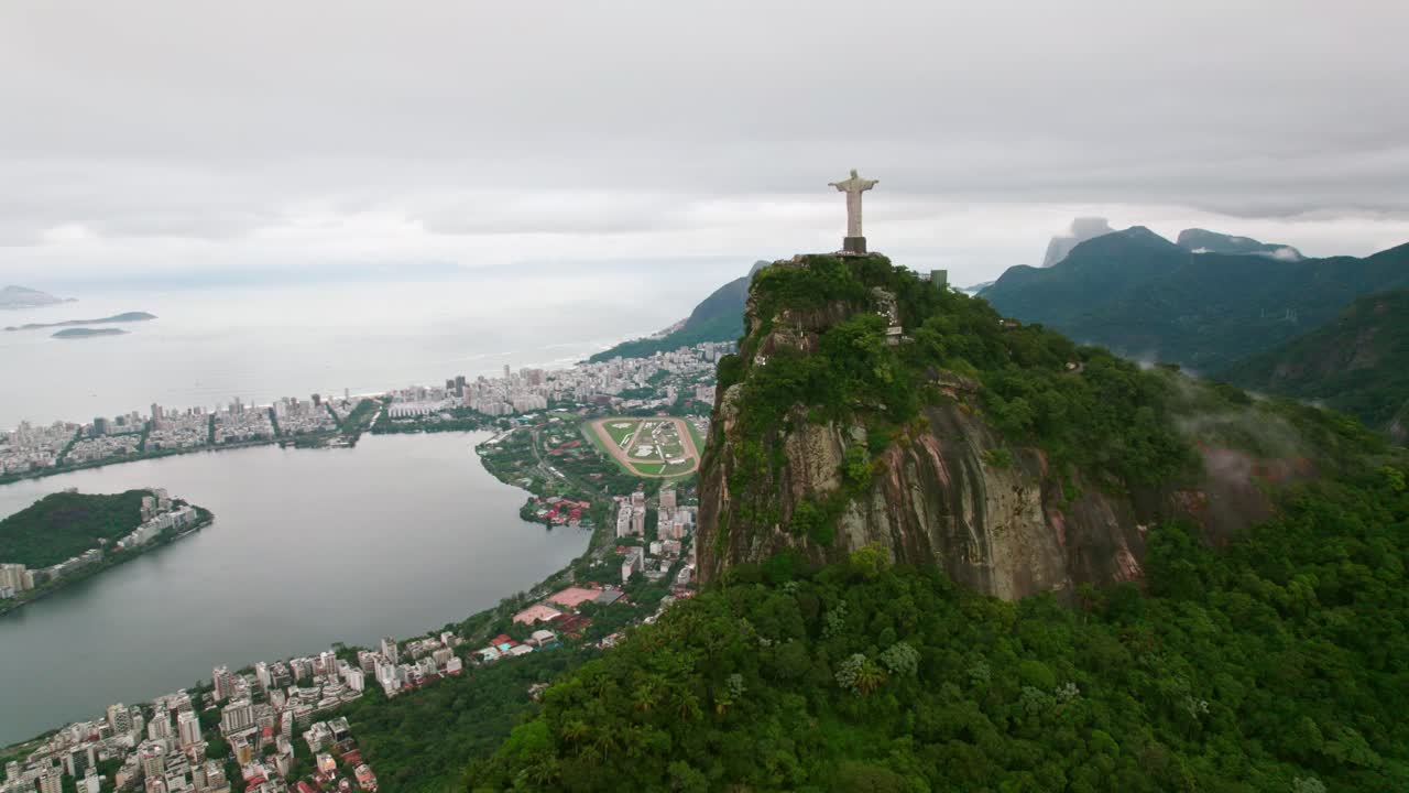 estabelecendo a colina corcovado cristo redentor e a baía de guanabara rio de janeiro, brasil
