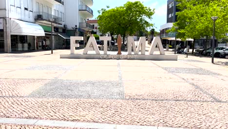 amplia vista de la recepción pacífica del paisaje urbano, que irradia una sensación de tranquilidad y armonía, que representa un rincón sereno del mundo en el santuario de fátima en portugal