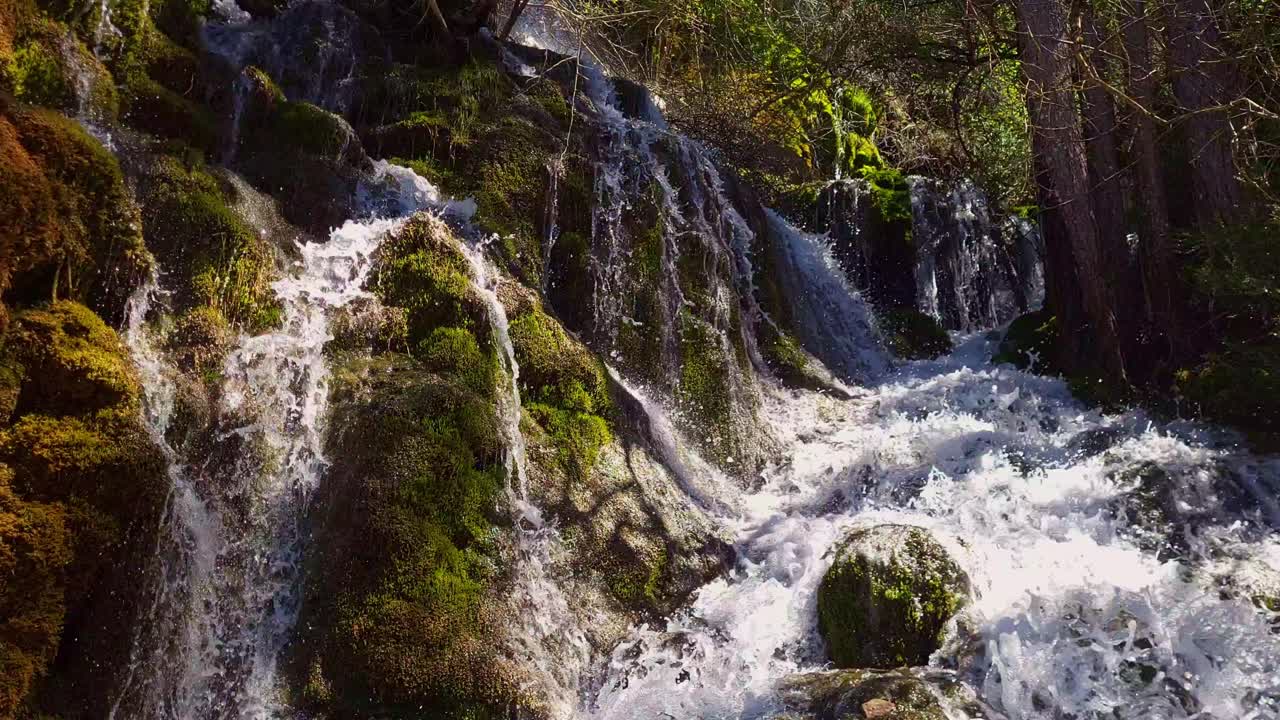 Cascata di acqua cristallina
