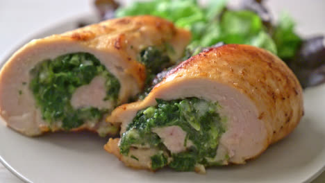 pechuga de pollo al horno rellena de queso y espinacas