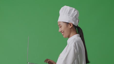 cocinero usando una computadora portátil
