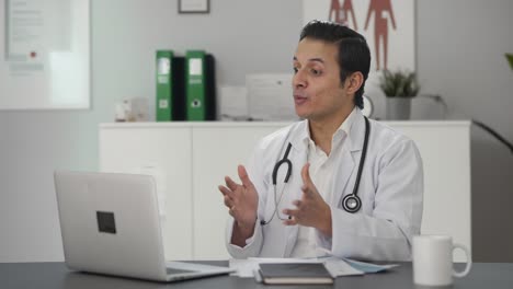 Feliz-Médico-Indio-Hablando-En-Una-Videollamada