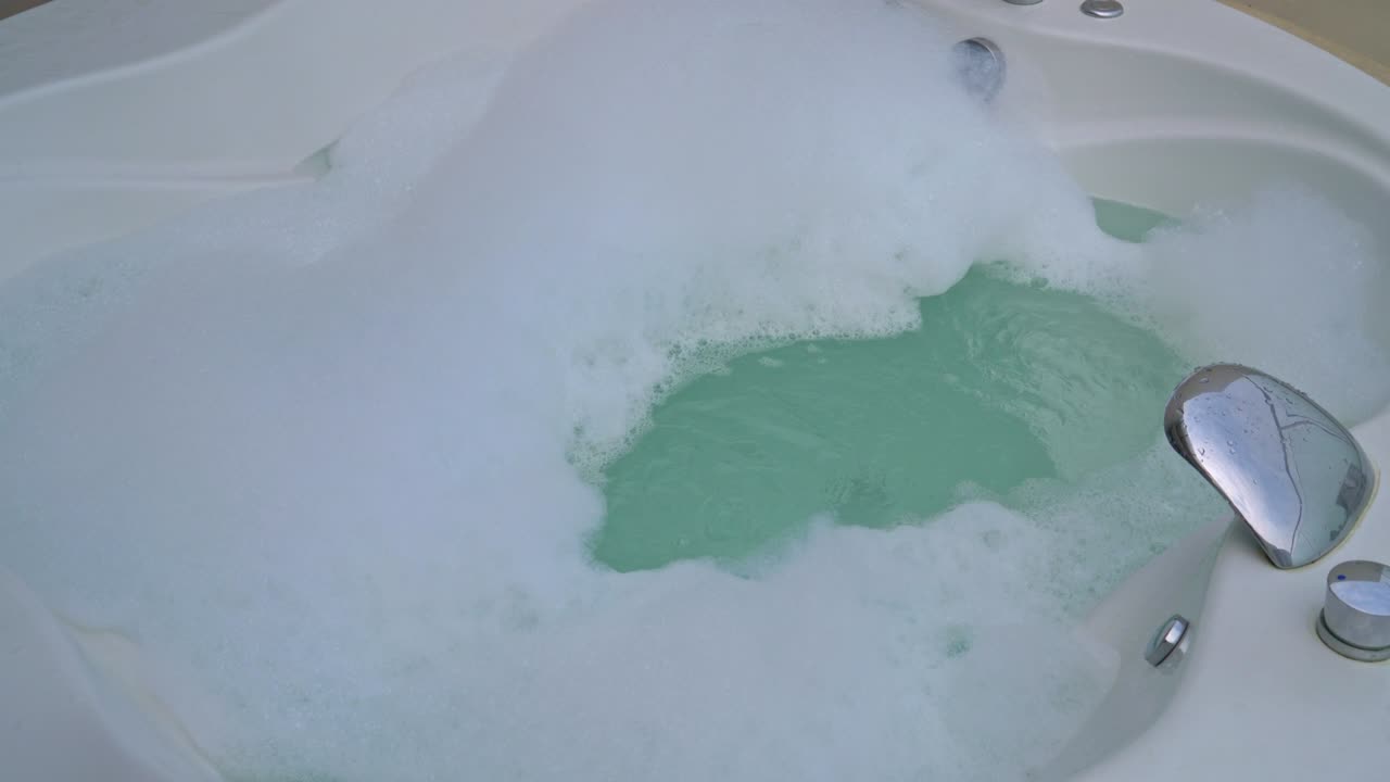 bañera de bañera caliente en el balcón