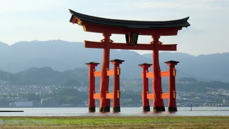 Giang-Red-Torii-Des-Itsukushima-Tempelschreins-In-Miyajima,-Hiroshima,-Japan,-Keine-Touristen,-Menschen,-Fähre-Im-Hintergrund,-Ruhe,-Zen,-Friedliche-Entspannung