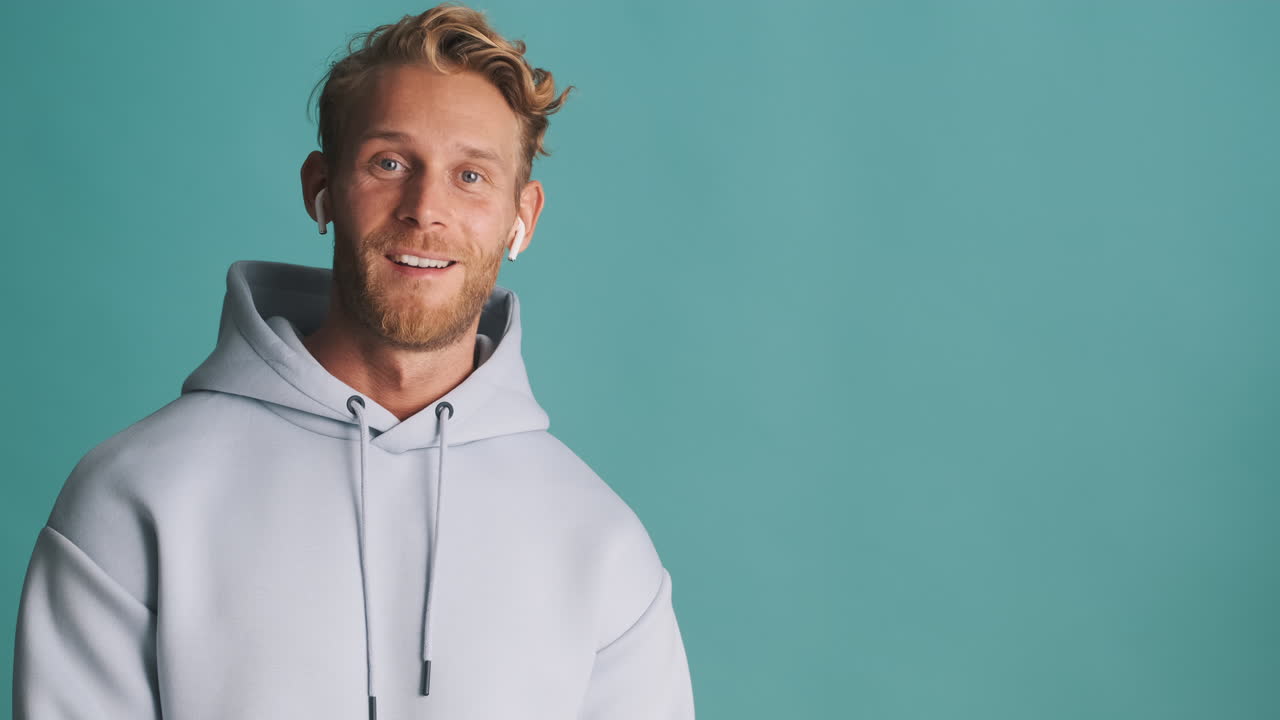 젊은 남자가 으로 보고 엄지손가락을 올리고