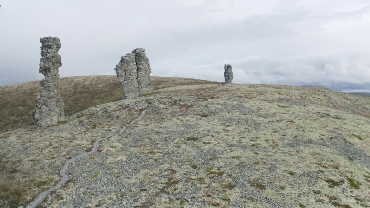 горный ландшафт с скальными образованиями