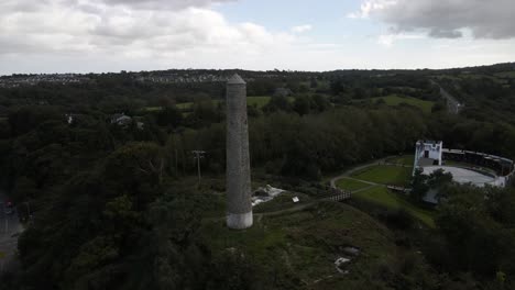 toma de drones de una torre redonda con campo en el fondo